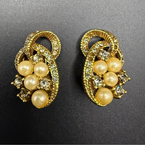 Jewelry - Vintage Gold Tone, Rhinestone and Pearl Clip On Earrings